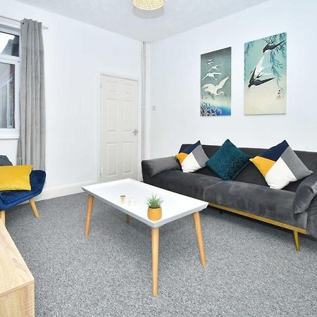 The Yellow Door By Avenew Management Serviced Accommodation Stoke-on-Trent Bagian luar foto