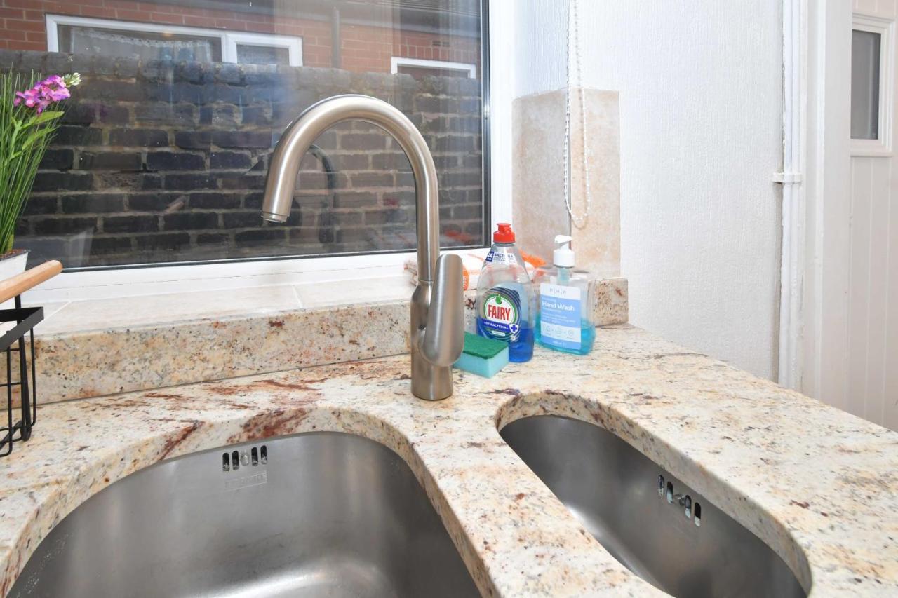 The Yellow Door By Avenew Management Serviced Accommodation Stoke-on-Trent Bagian luar foto