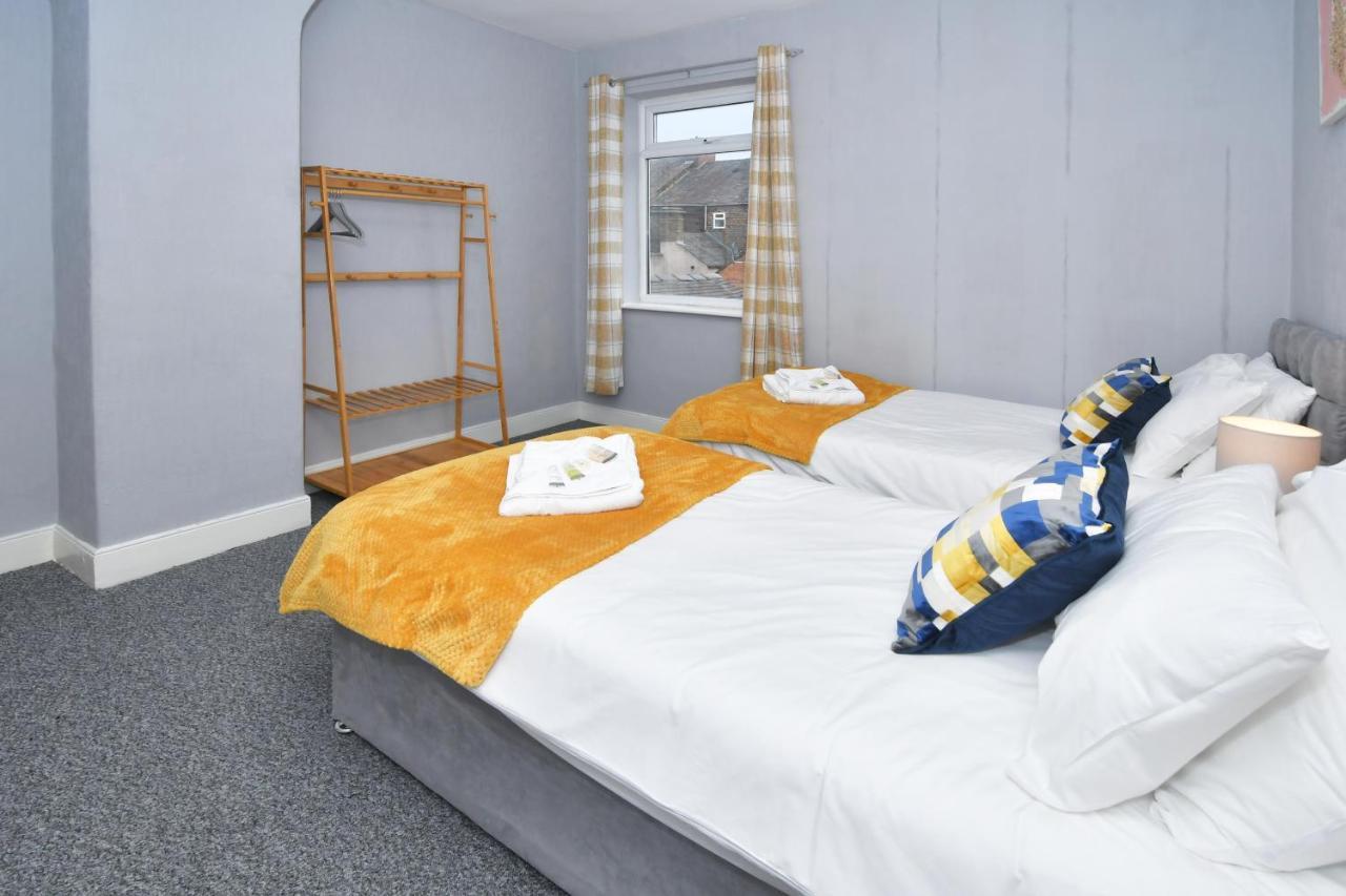 The Yellow Door By Avenew Management Serviced Accommodation Stoke-on-Trent Bagian luar foto