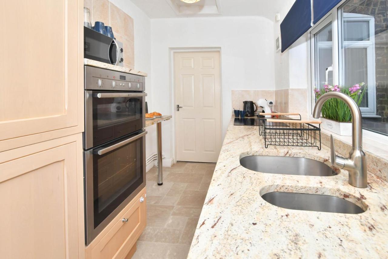 The Yellow Door By Avenew Management Serviced Accommodation Stoke-on-Trent Bagian luar foto