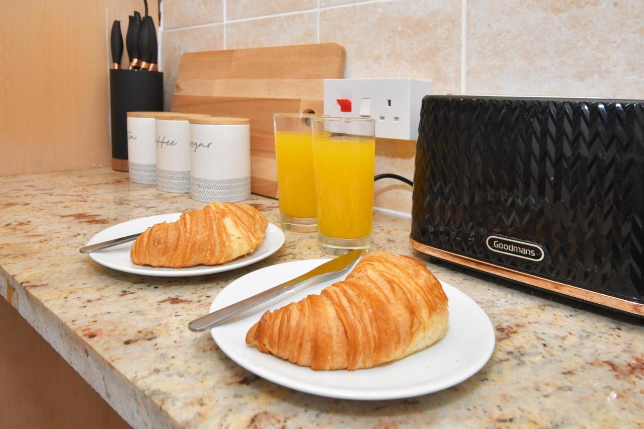The Yellow Door By Avenew Management Serviced Accommodation Stoke-on-Trent Bagian luar foto