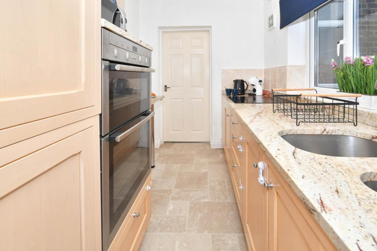 The Yellow Door By Avenew Management Serviced Accommodation Stoke-on-Trent Bagian luar foto