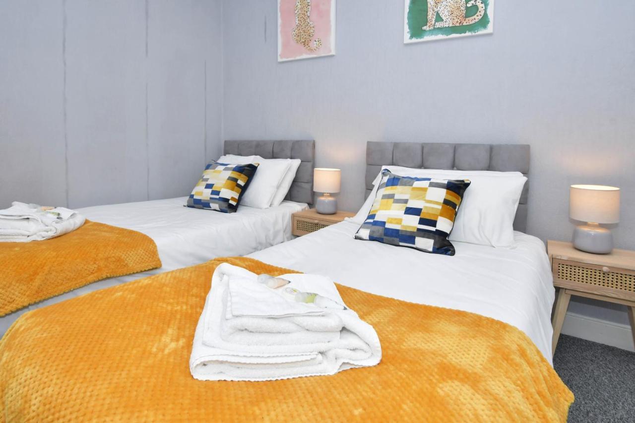 The Yellow Door By Avenew Management Serviced Accommodation Stoke-on-Trent Bagian luar foto