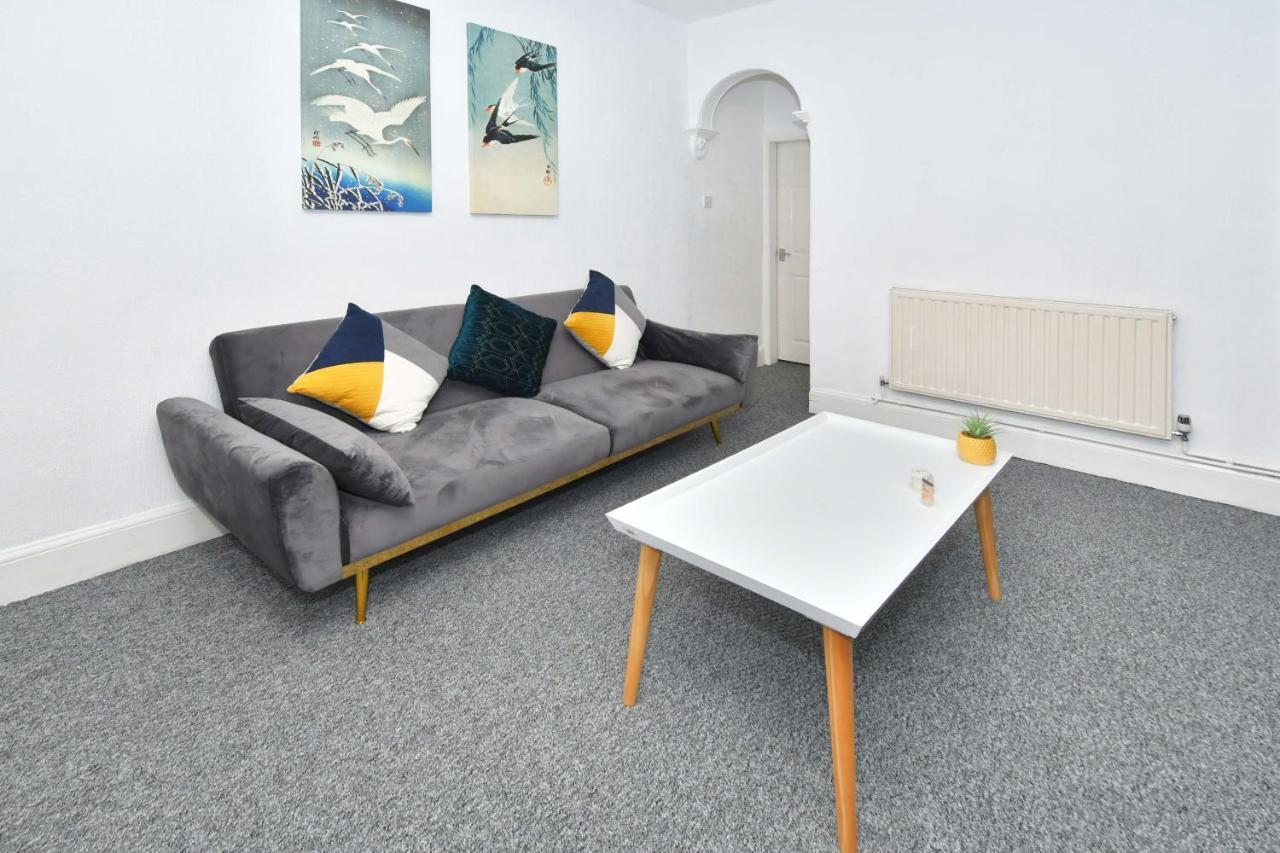 The Yellow Door By Avenew Management Serviced Accommodation Stoke-on-Trent Bagian luar foto