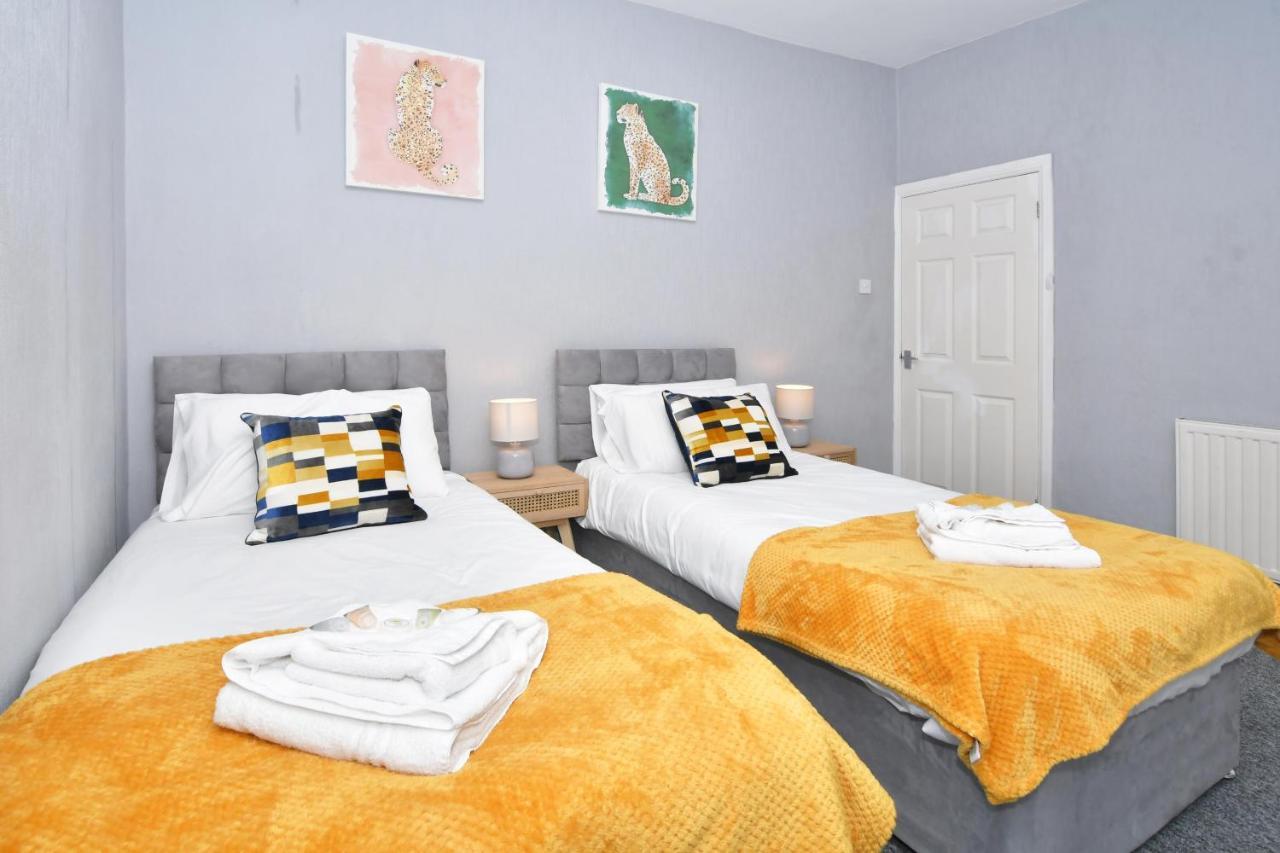 The Yellow Door By Avenew Management Serviced Accommodation Stoke-on-Trent Bagian luar foto
