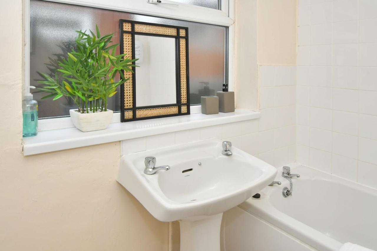 The Yellow Door By Avenew Management Serviced Accommodation Stoke-on-Trent Bagian luar foto