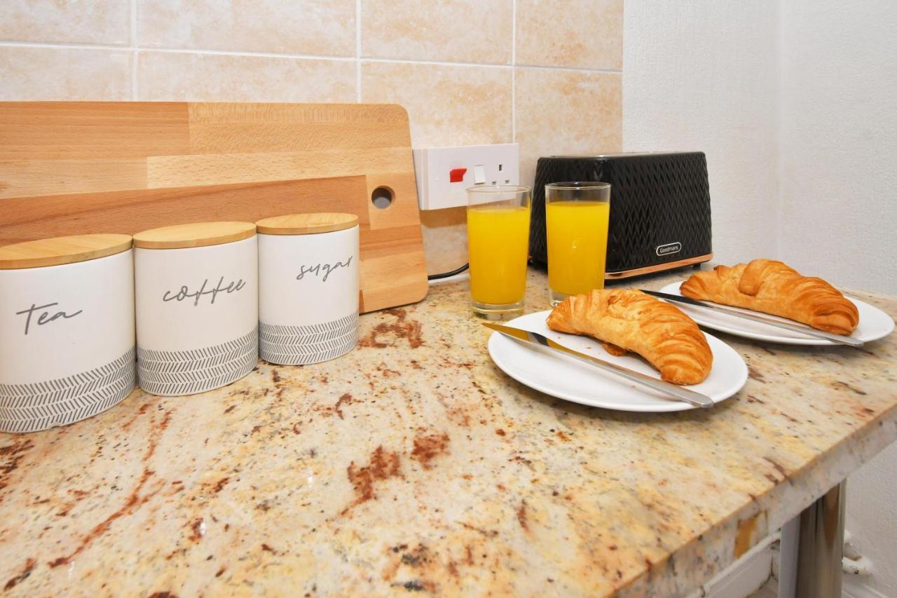 The Yellow Door By Avenew Management Serviced Accommodation Stoke-on-Trent Bagian luar foto