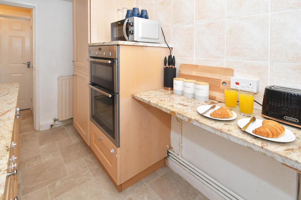 The Yellow Door By Avenew Management Serviced Accommodation Stoke-on-Trent Bagian luar foto